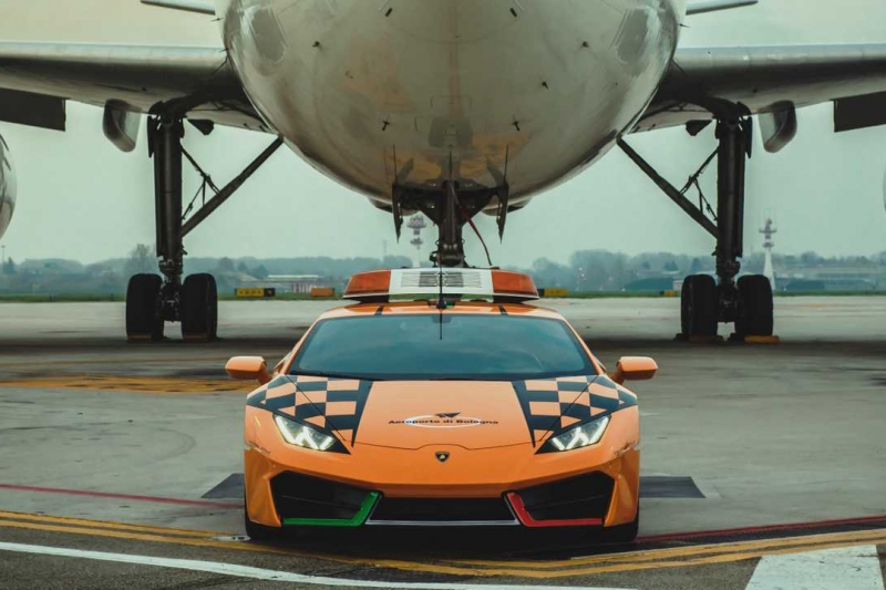lamborghini-huracan-rwd-als-follow-me-car-am-flughafen-bologna