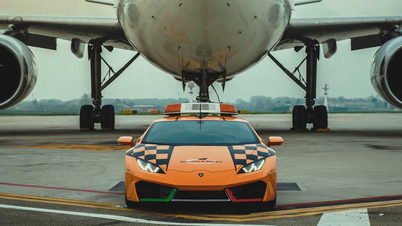 lamborghini-huracan-rwd-als-follow-me-car-am-flughafen-bologna