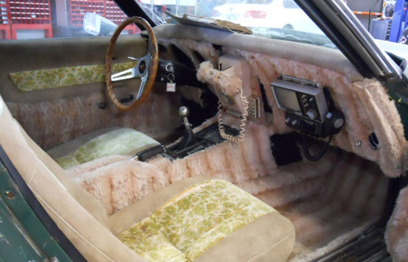 Farah-Fawcett-1970-C3-Corvette-Interior-930×598