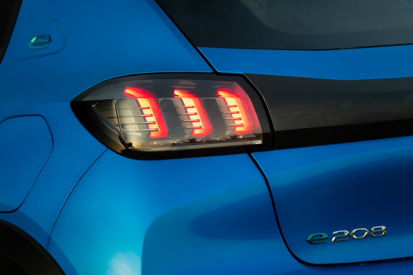 Peugeot_e208_068