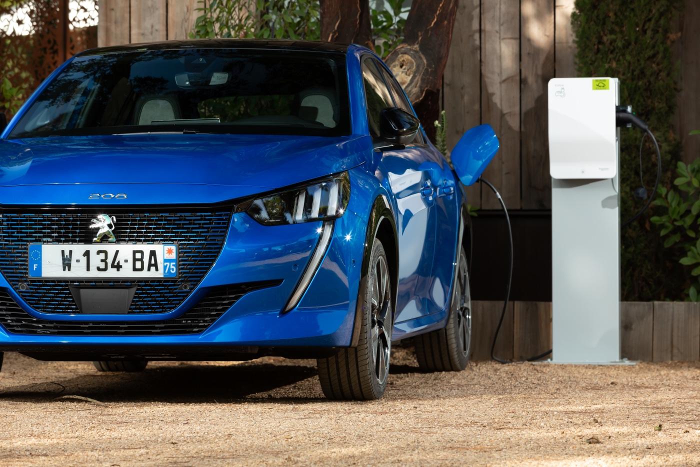 Peugeot_e208_086