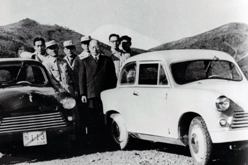 17436_01_MichioSuzukiandDevelopmentTeamSuzulight_1954