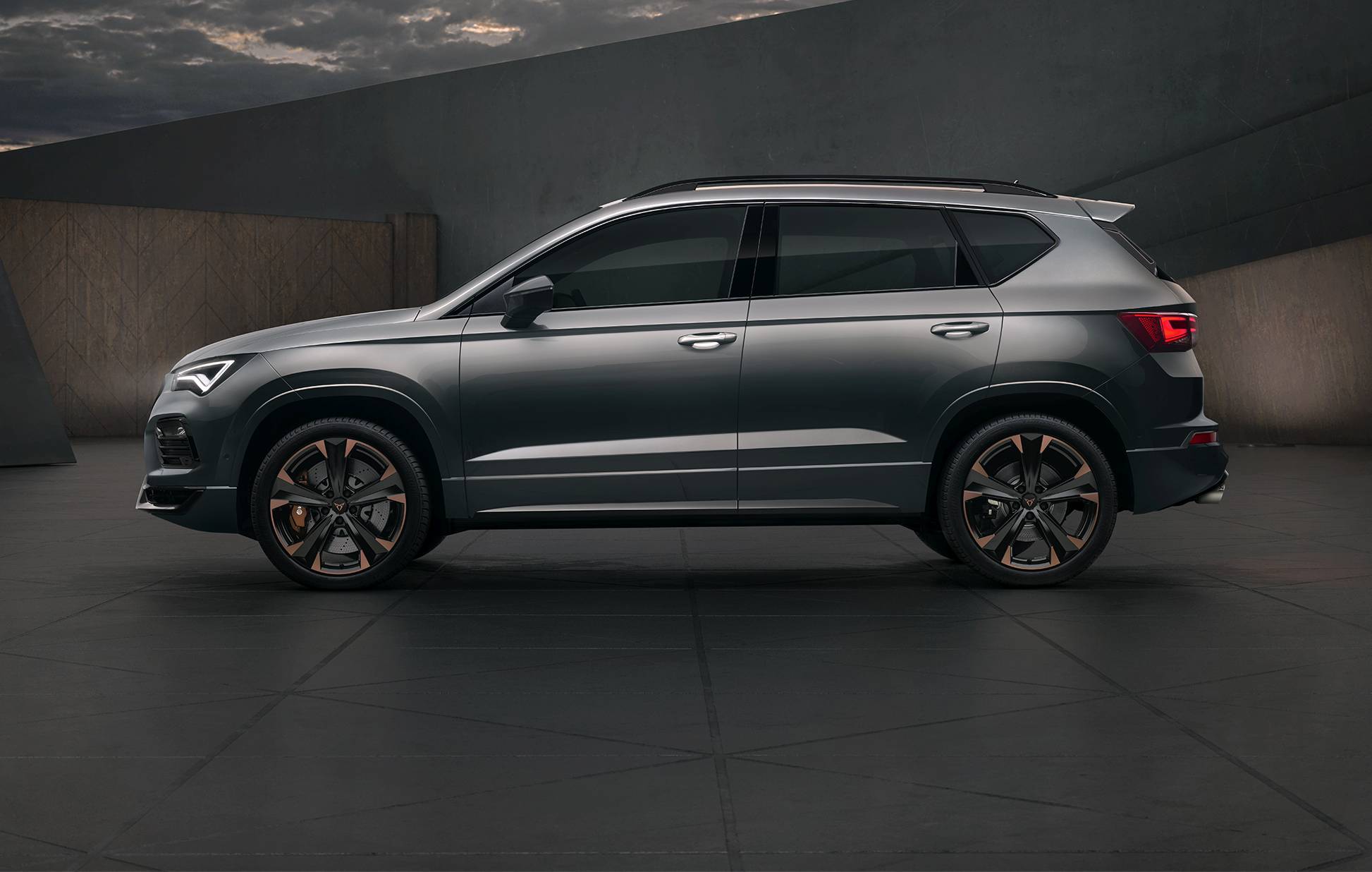 004CUPRA_Ateca_100_Side_LowRes