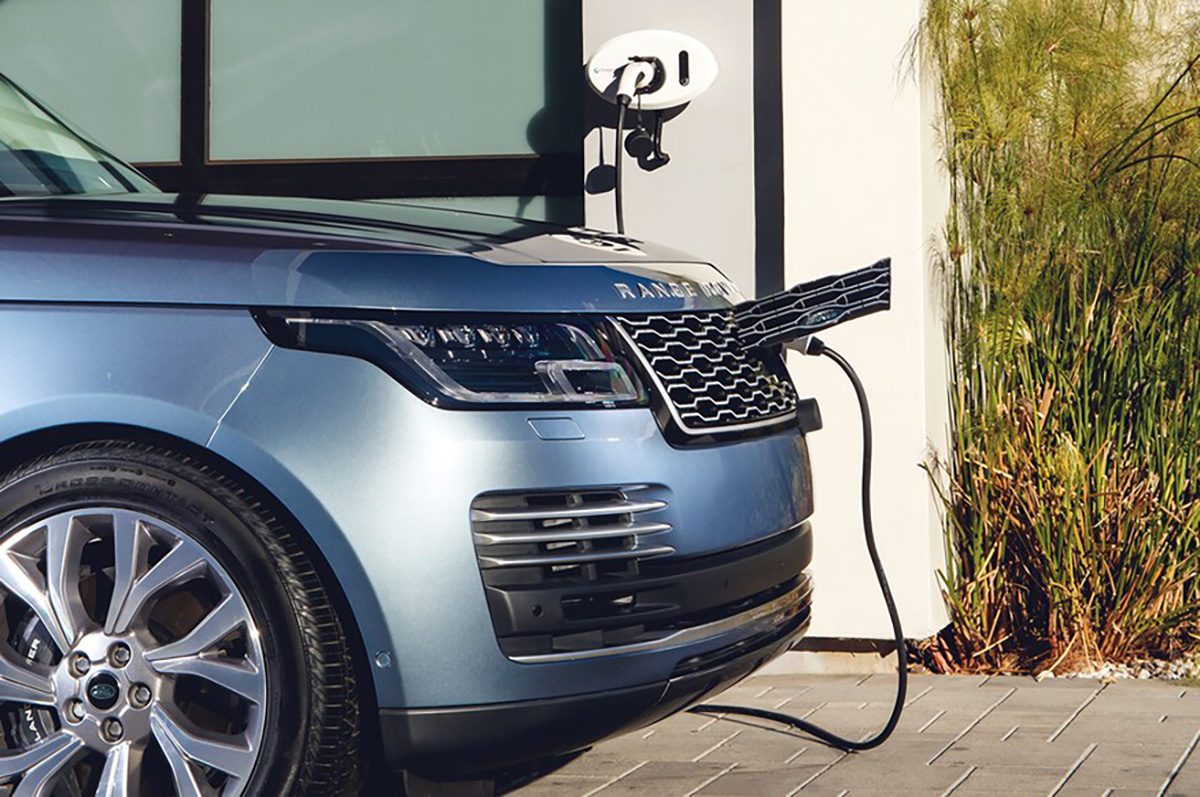 2019-Range-Rover-P400e-front-side-view-charging-02