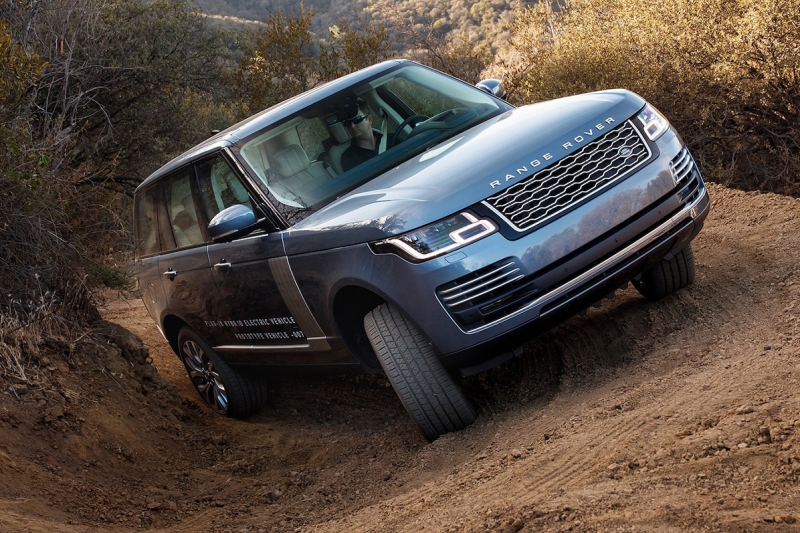 2019-Range-Rover-P400e-front-three-quarter-01