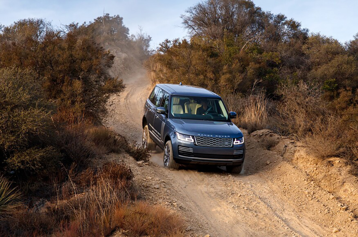 2019-Range-Rover-P400e-front-three-quarter-04