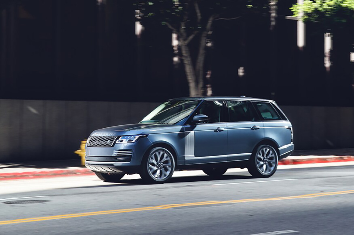 2019-Range-Rover-P400e-front-three-quarter-in-motion-06