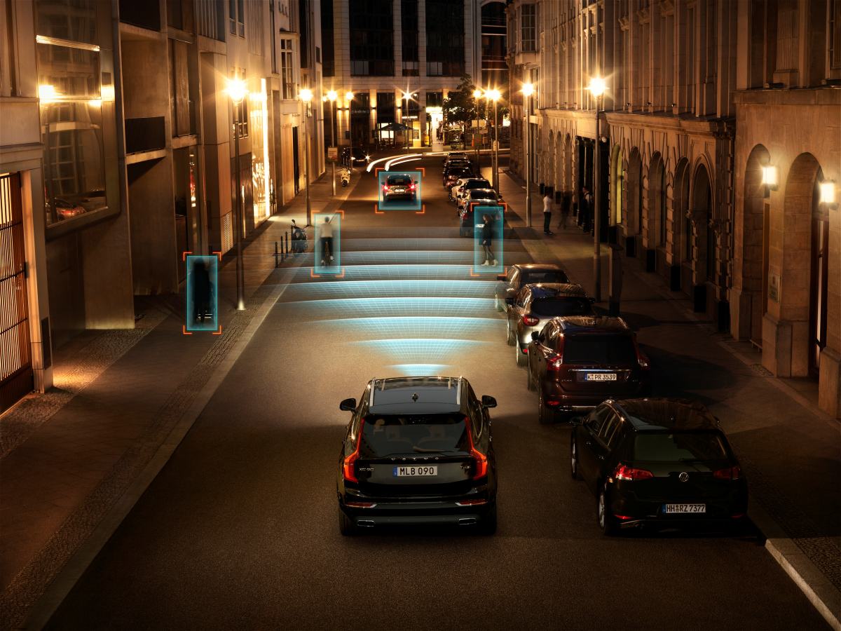 The all-new Volvo XC90 – City Safety in darkness