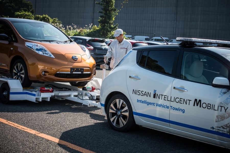 426165228_nissan_introduces_driverless_towing_system_at_oppama_plant-960×600