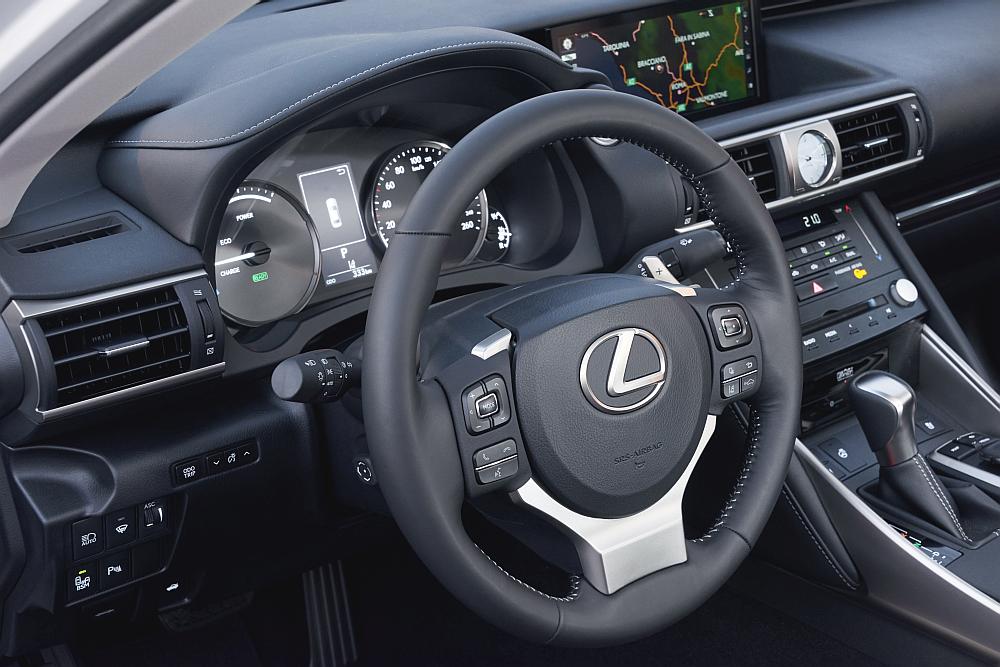 2017_lexus_is_300h_detail_15