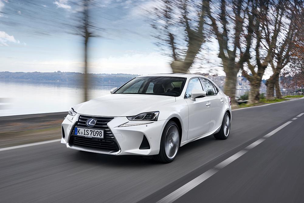 2017_lexus_is_300h_dynamic_14