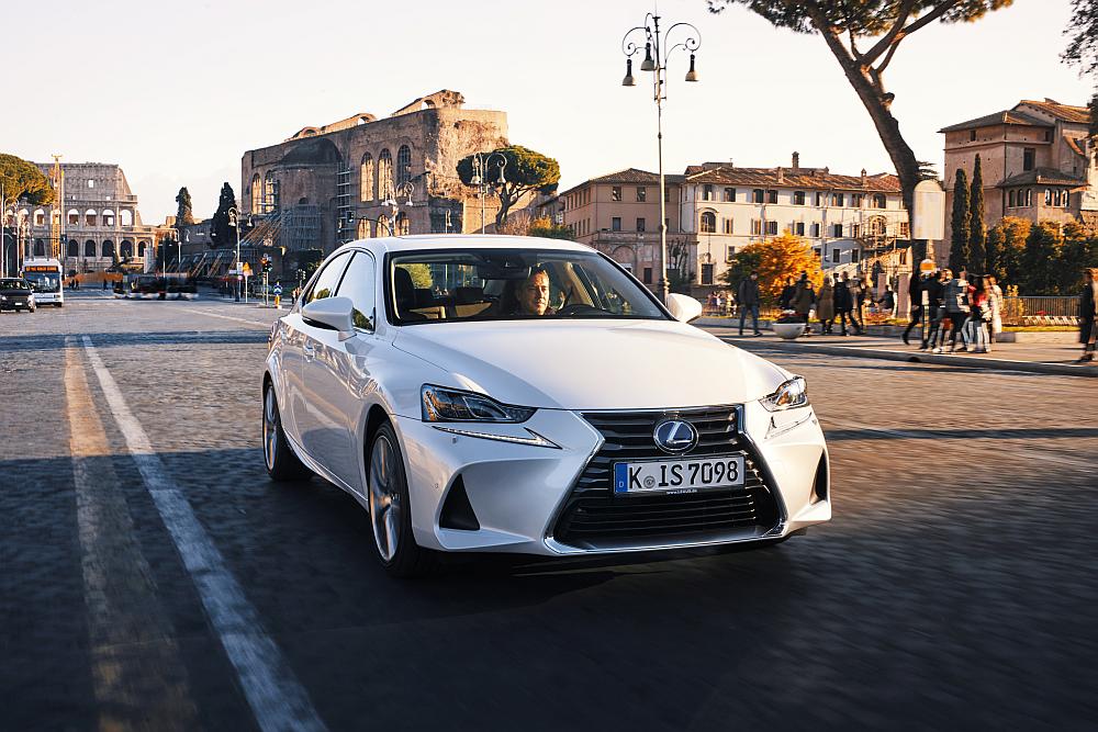 2017_lexus_is_300h_dynamic_24