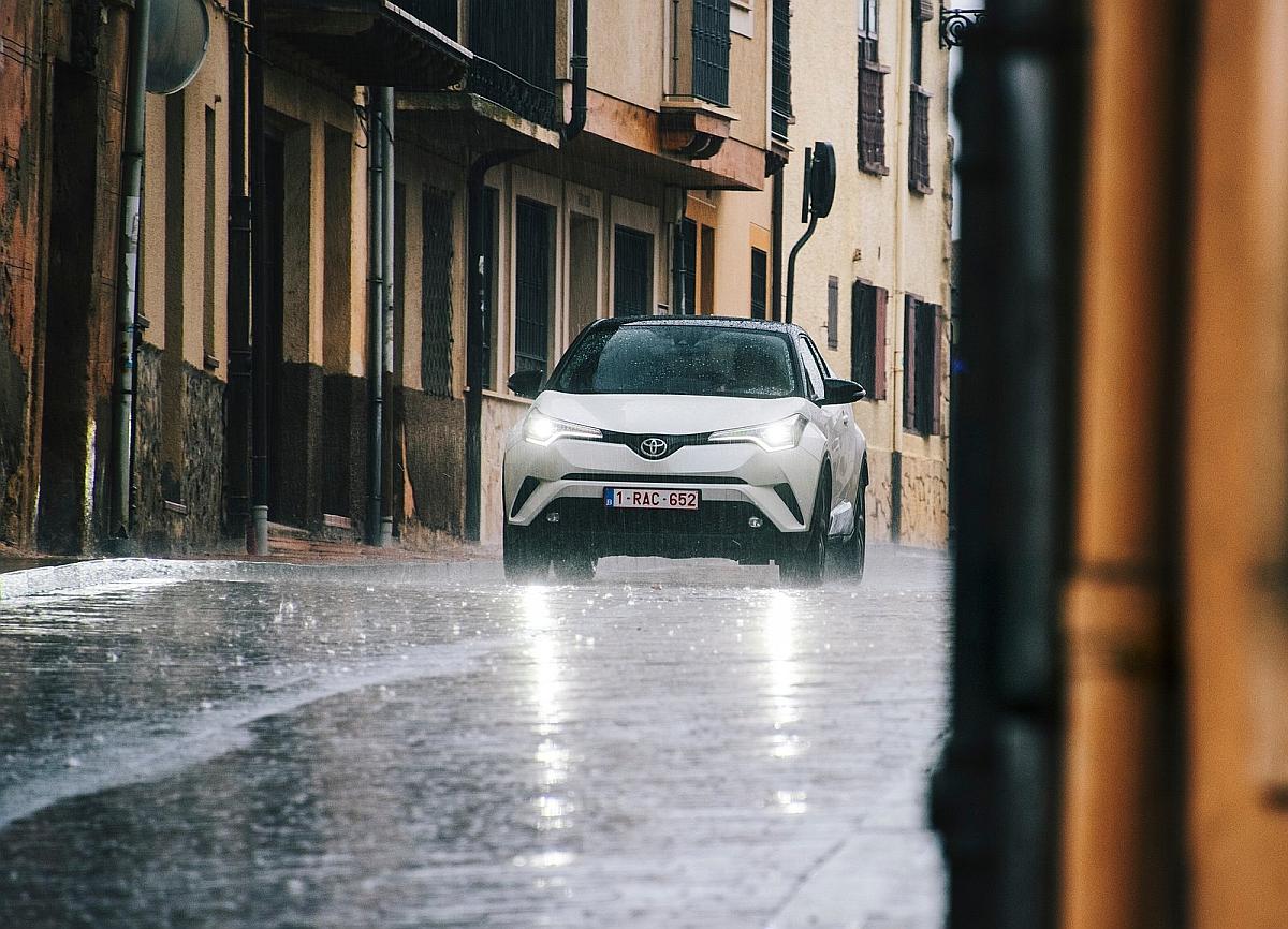 toyota-c-hr-2017-1600-41