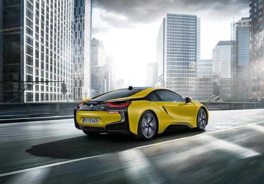 p90246552_highres_the-new-bmw-i8-froze-960×600