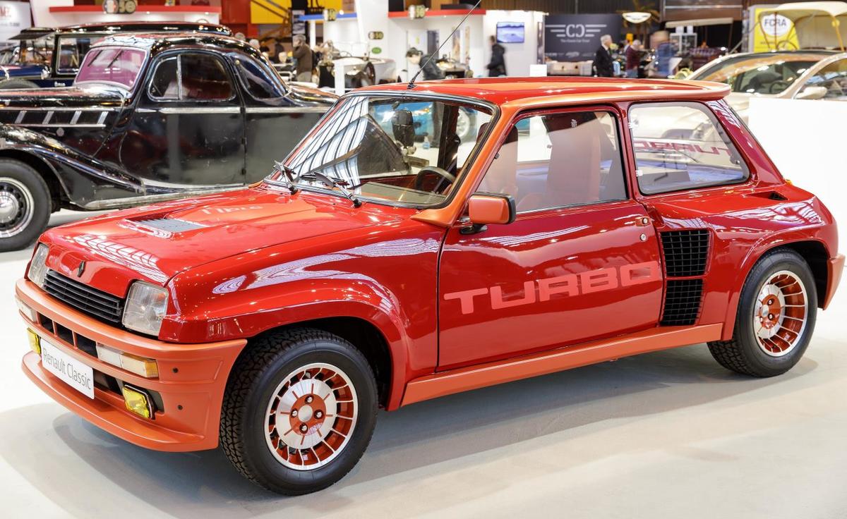 Renault 5 Turbo, de 1982, combinando a imagem do bestseller R5 com tecnologia de competição