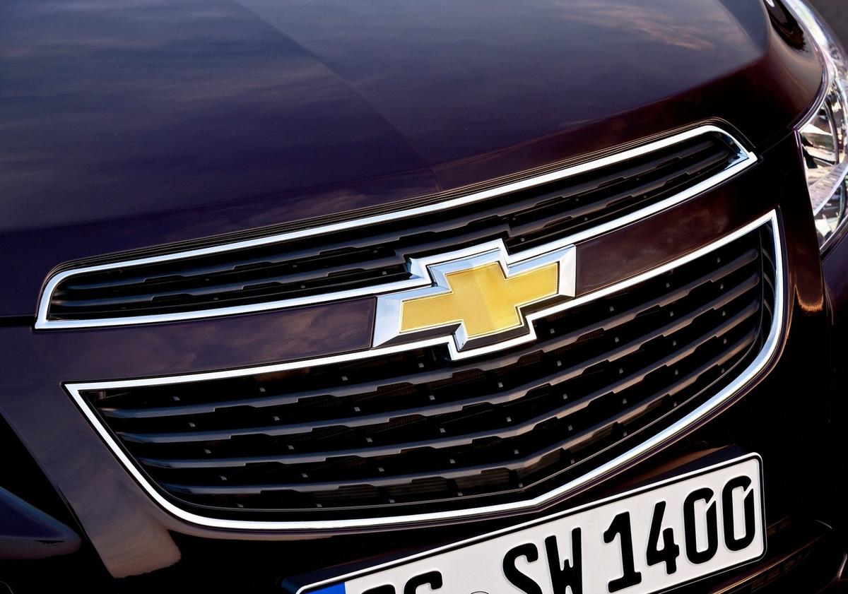 chevrolet-cruze-station-wagon-front-logo-car-pictures-images