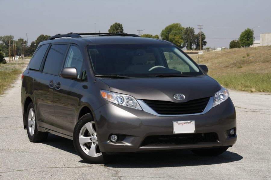 3-toyota-sienna-960×600