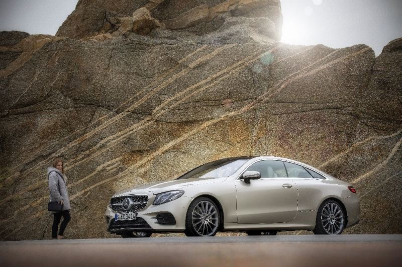 Mercedes-Benz E-Klasse Coupé, Press Test Drive Barcelona 2017, E 300 Coupé aragonitsilber, Leder Nappa, macchiatobeige/yachtblau, AMG Line, * E 300 Coupé Kraftstoffverbrauch kombiniert: 6,4 l/100 km, CO2-Emissionen kombiniert: 147 g/km.Mercedes-Benz