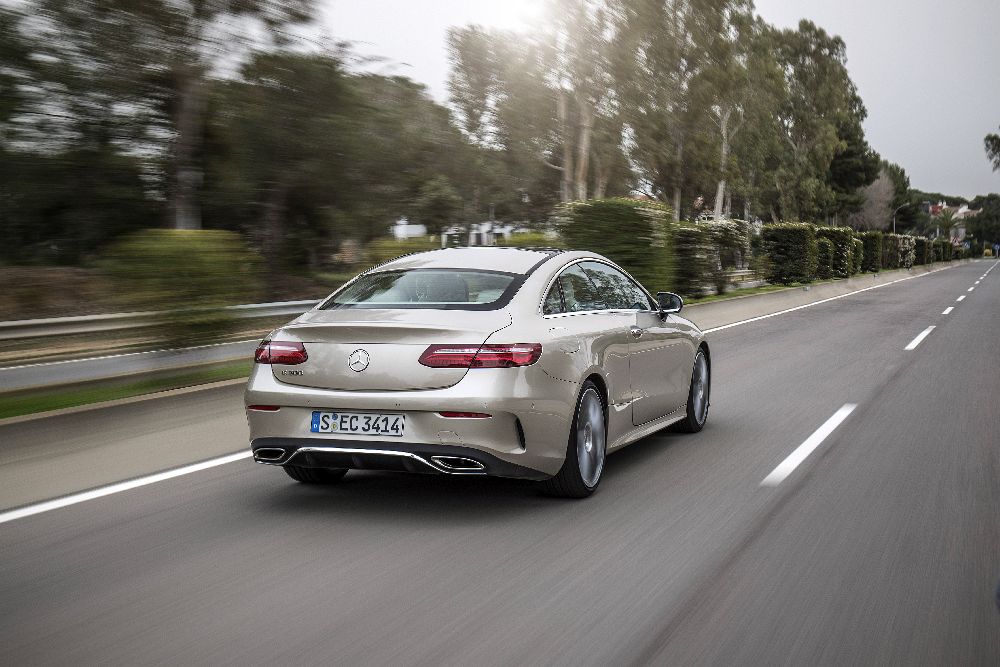 Mercedes-Benz E-Klasse Coupé, Press Test Drive Barcelona 2017, E 300 Coupé aragonitsilber, Leder Nappa, macchiatobeige/yachtblau, AMG Line, * E 300 Coupé Kraftstoffverbrauch kombiniert: 6,4 l/100 km, CO2-Emissionen kombiniert: 147 g/km.
Mercedes-Benz