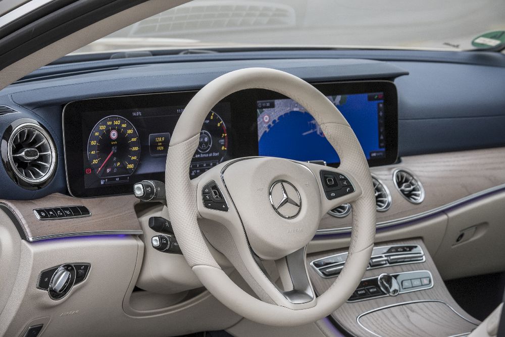 Mercedes-Benz E-Klasse Coupé, Press Test Drive Barcelona 2017, E 300 Coupé aragonitsilber, Leder Nappa, macchiatobeige/yachtblau, AMG Line, * E 300 Coupé Kraftstoffverbrauch kombiniert: 6,4 l/100 km, CO2-Emissionen kombiniert: 147 g/km.
Mercedes-Benz