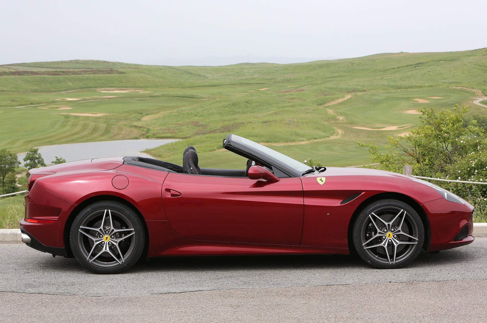 2015-Ferrari-California-T-side-view-in-red