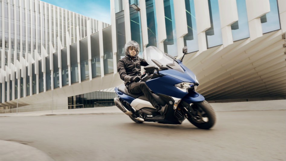 2017-yamaha-tmax-dx-eu-phantom-blue-action-005- t