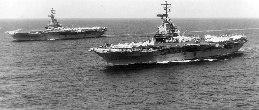 USS_Oriskany_(CVA-34)_and_Bon_Homme_Richard_(CVA-31)_off_Vietnam_1970