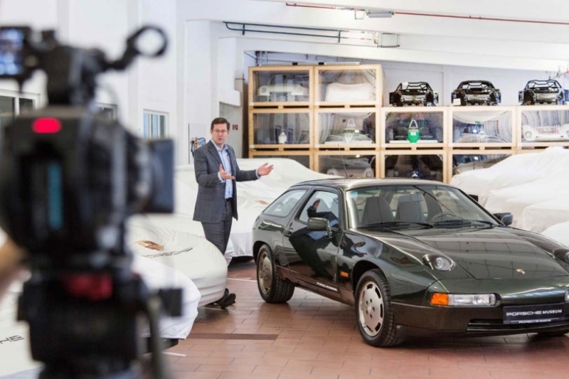 high_dieter_landenberger_head_of_the_historical_porsche_archive_928_4_stuttgart_2017_porsche_ag-960×600