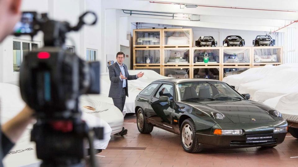 high_dieter_landenberger_head_of_the_historical_porsche_archive_928_4_stuttgart_2017_porsche_ag-960×600