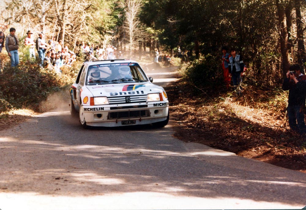 1985-Ari-Vatanen—Peugeot-205-Turbo-16—Peninha-Rali-de-Portugal-Foto-Pedro-Couto