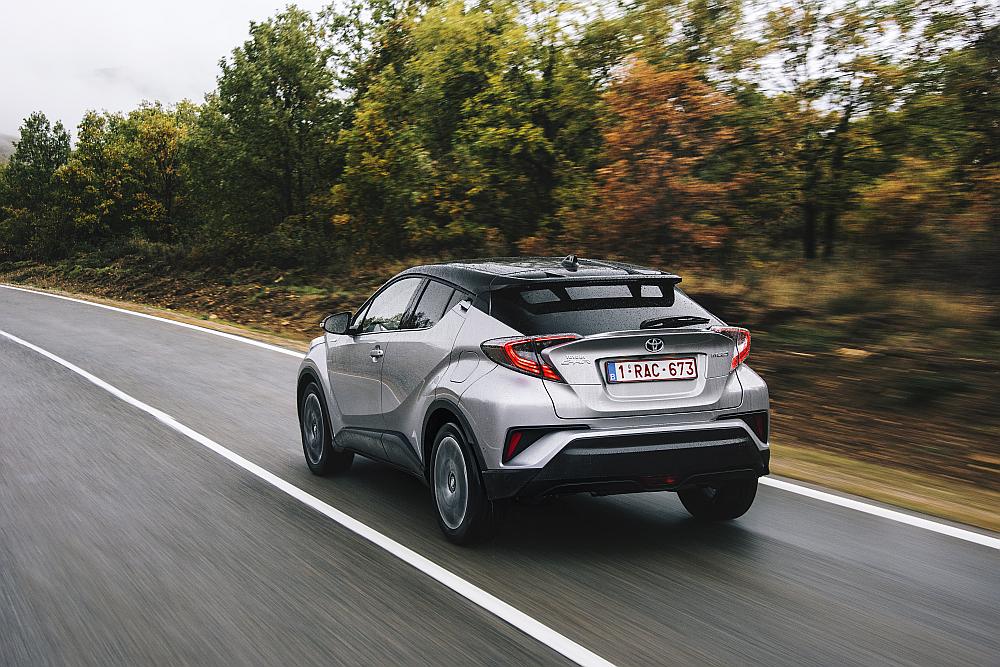 2016-toyota-chr-hybrid-dynamic-08