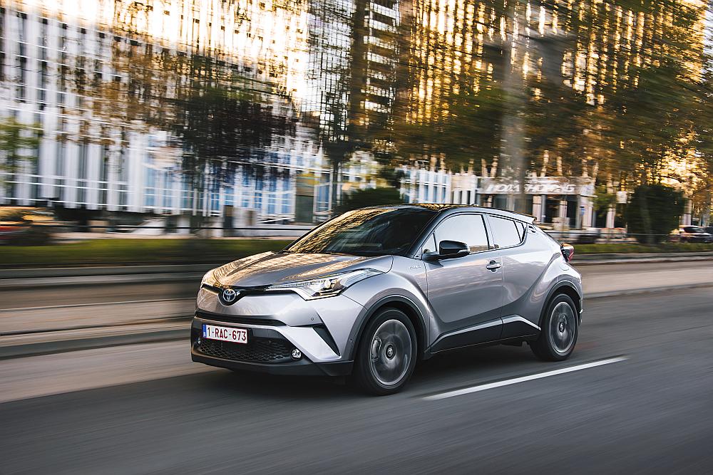 2016-toyota-chr-hybrid-dynamic-11