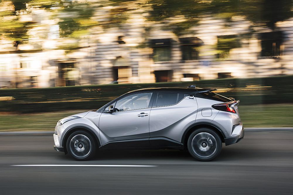 2016-toyota-chr-hybrid-dynamic-13