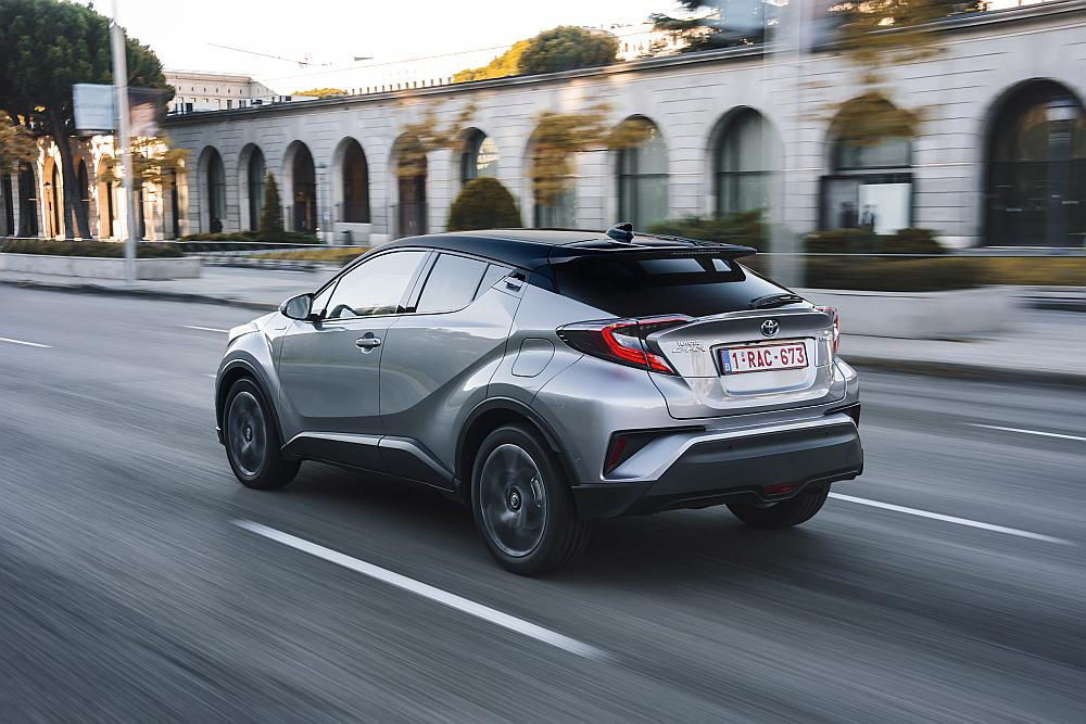 2016-toyota-chr-hybrid-dynamic-15