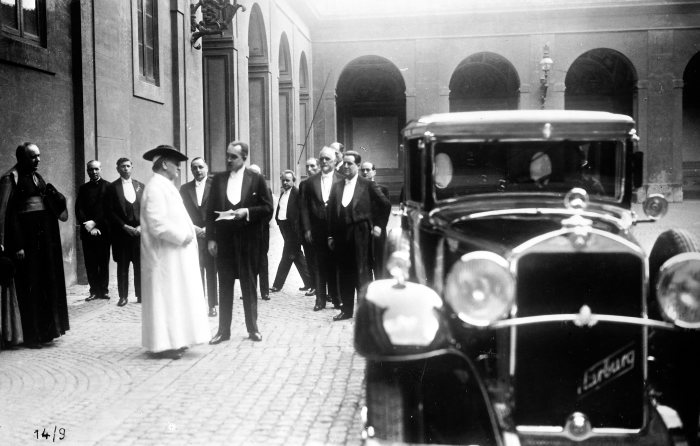 Mercedes-Benz papal car In 1930 Hans Nibel presented a Nürburg 460 to Pope Pius XI