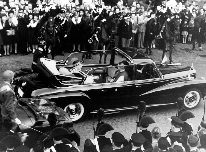 Pope John XXIII in his Mercedes-Benz 300 d landaule