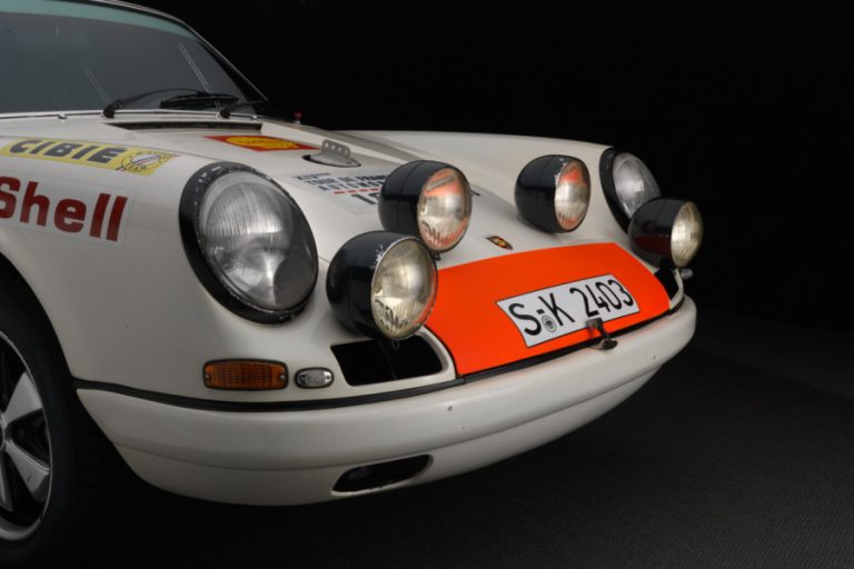 Porsche-911R-1967-lights-900×600-768×512