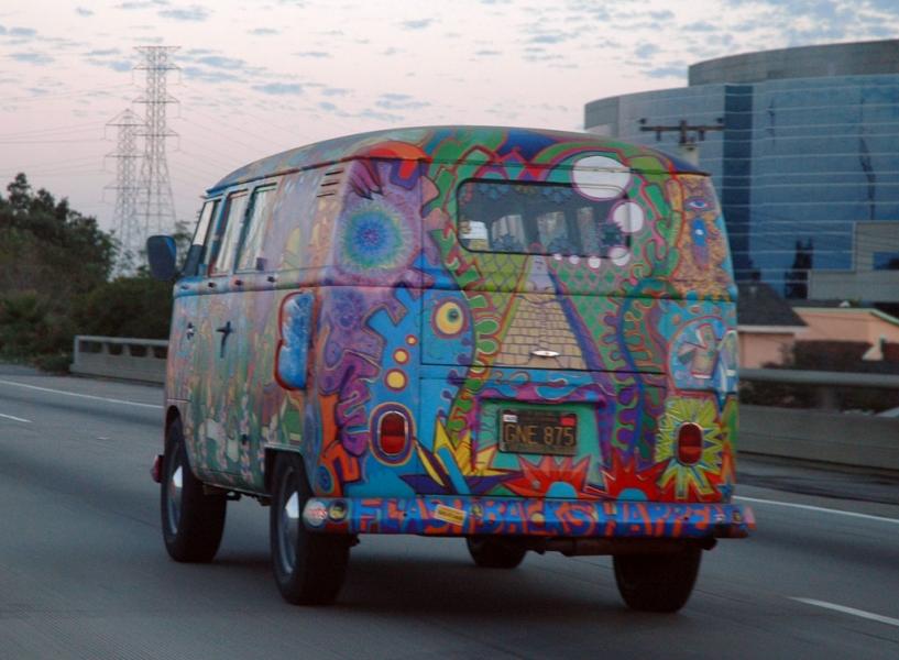 VW_Bus_T1_in_Hippie_Colors-960×600