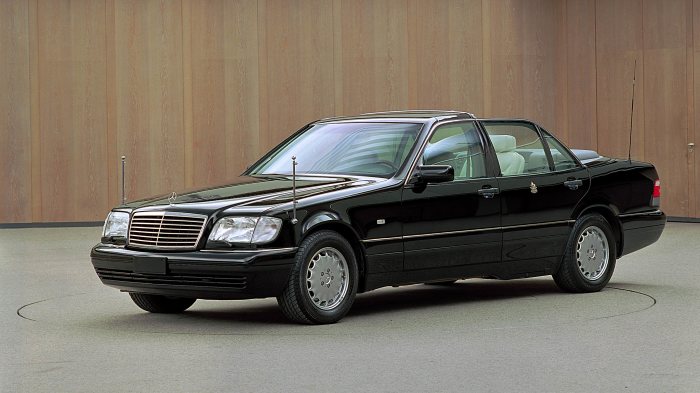 his landaulet version of the S-Class (W 140 series) was set up in 1997 as a car for Pope John Paul II