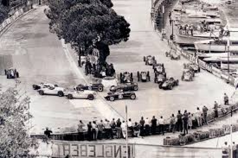 Carros de corrida antigos cruzam Grand Prix Historique em Mônaco