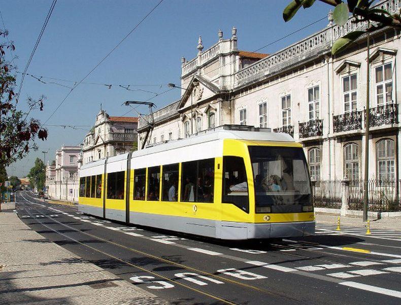 Трамвай 15 время. Лиссабон трамвай. Современные трамваи в новостройках Лиссабона. Трамвай Лиссабон фото. Лиссабон трамвай черно белые фото.