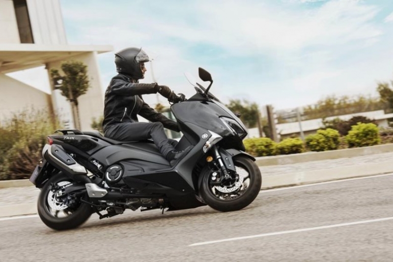 2017-yamaha-t-max-abs-eu-midnight-black-action-001