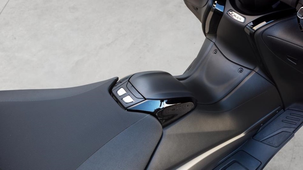 2017-yamaha-t-max-abs-eu-midnight-black-detail-012