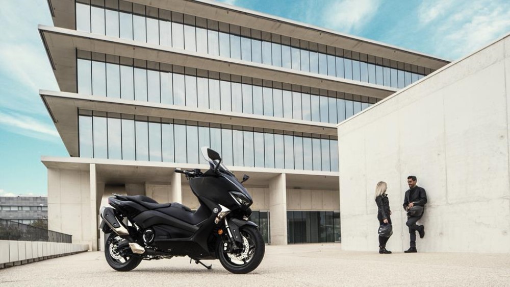 2017-yamaha-t-max-abs-eu-midnight-black-static-001