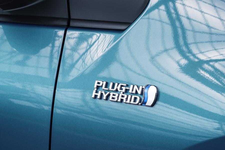 2017_Prius_Plug_in_Hybrid_DET_02-960×600