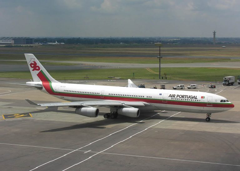 Airbus-A340-300-com-a-antiga-pintura-de-1979-2005-da-TAP-768×548