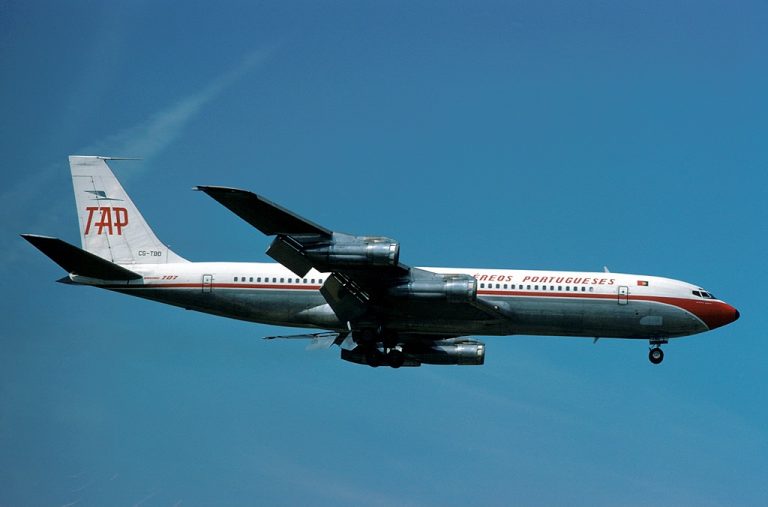 Boeing-707-382B-Heathrow-1977-768×507