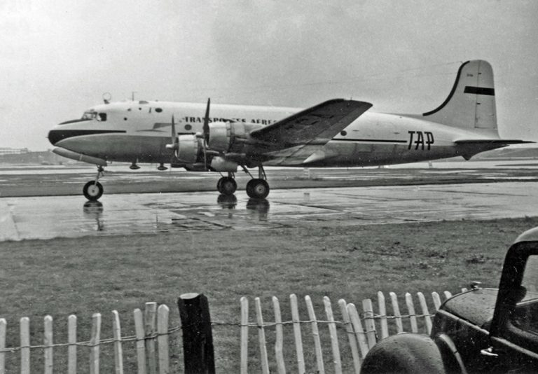 Douglas-DC-4-da-TAP-a-chegar-ao-Aeroporto-de-Heathrow-Londres-vindo-de-Lisboa-em-1954-768×534