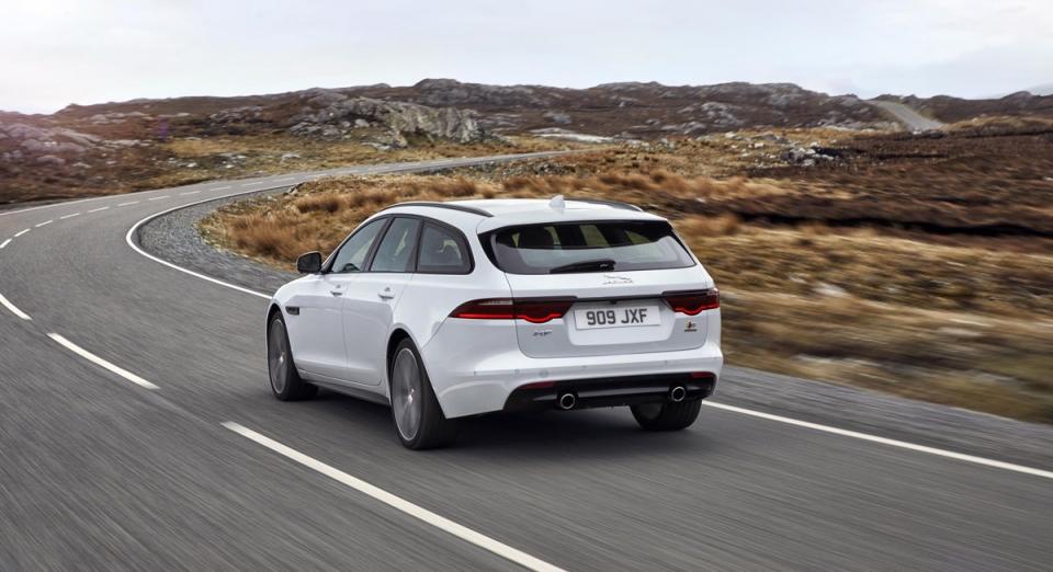 Jaguar_XF-Sportbrake_Location_Exterior_140617_02-960×600