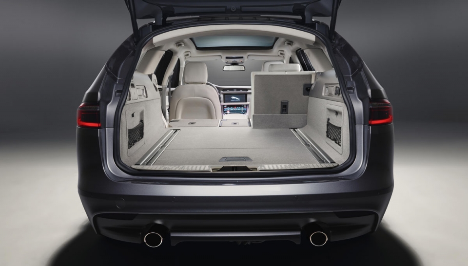 Jaguar_XF-Sportbrake_Studio_Exterior_140617_27-960×600